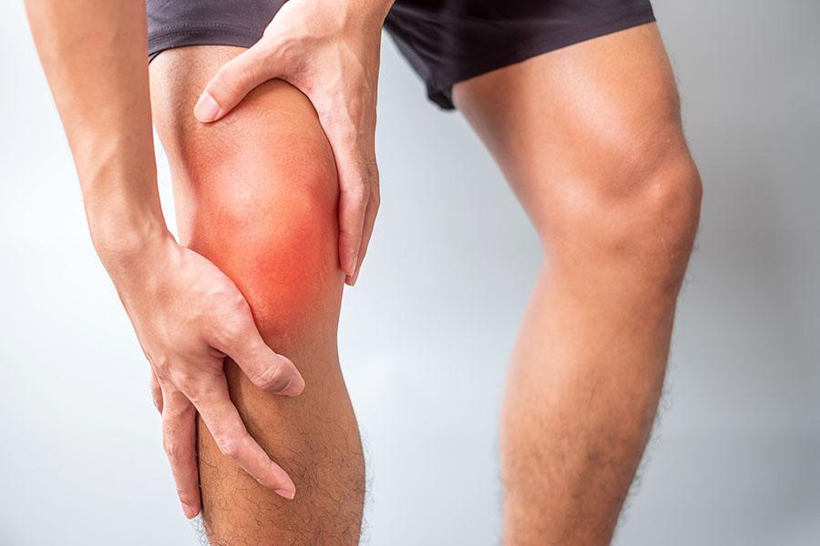 Man holding knee tendonitis