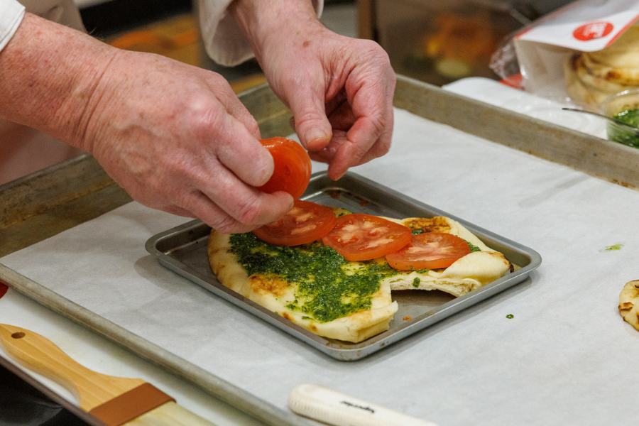 Chef Jeffrey Klova’s cooking demonstration taught attendees how to make an easy-to-cook, heart-healthy pesto pizza.